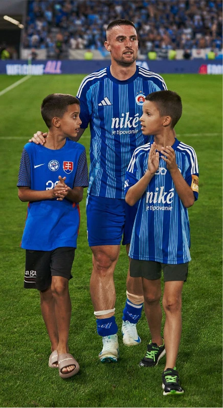 Robo Mak s deťmi v drese Slovana Bratislava na štadióne