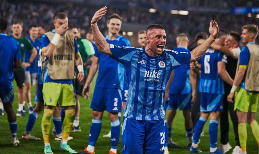 Robo Mak oslavuje víťazstvo so spoluhráčmi Slovana Bratislava